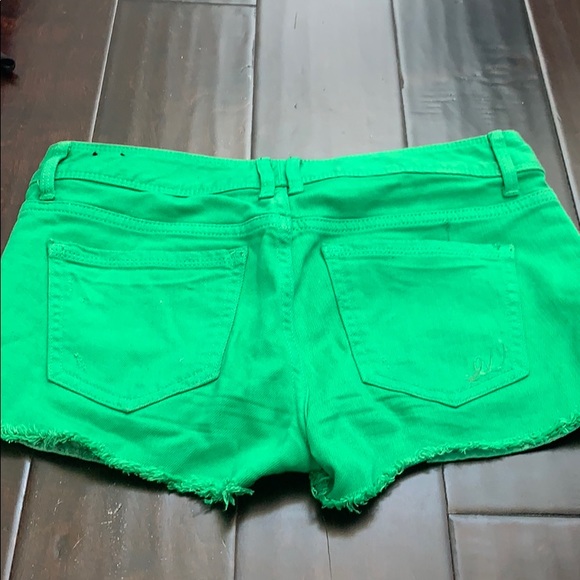 Express green shorts - Picture 3 of 3
